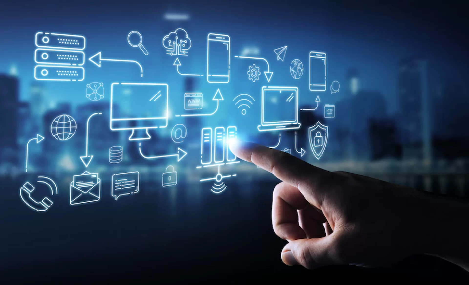 hombre-negocios-usando-dispositivos-tecnologia-e-iconos-interfaz-linea-delgada_117023-904